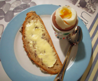Ein Butterbrot und ein gekochtes Ei, was will man mehr